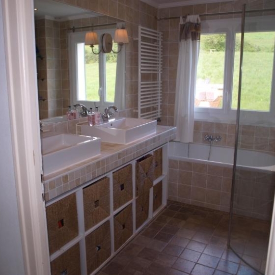  Annonces DIVONNE : Maison / Villa | GRILLY (01220) | 256 m2 | 1 280 000 € 